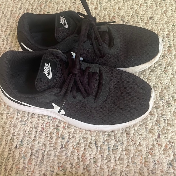 Women’s Nike Sneakers - Picture 1 of 4